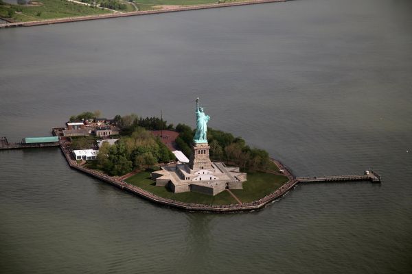 What Is The Itinerary Of The Guided Tour In Spanish To The Statue Of Liberty?