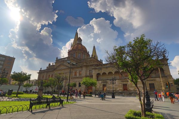 Guadalajara: Encanto Histórico y Espectáculo de Casino